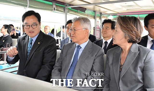 우원식 의장(왼쪽)에게 계엄군이 진입한 국회 의사당의 깨진 창문에 대한 설명 듣는 문 전 대통령.