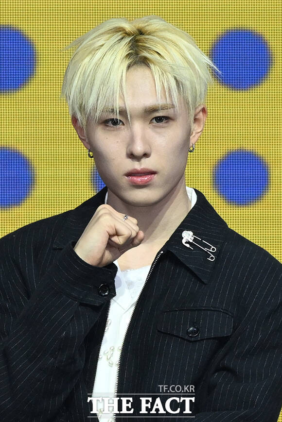 '음츠크'의 시그니처 포즈 취하는 휴이.