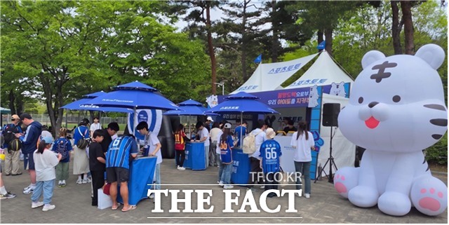 26일(일) 울산문수구장(울산HD-대전하나시티즌전) 일대에서 진행된 현장프로모션에 시민들이 참여하고 있다./한국스포츠레저