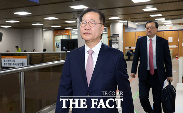 박성재 전 법무부 장관(왼쪽)과 이완규 전 법제처장이 27일 오전 서울 서초구 서울중앙지방법원에서 열린 내란가담 및 김건희 수사무마 1심 속행 공판에 출석하고 있다. /배정한 기자