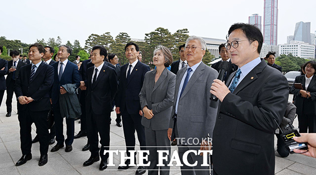 우원식 의장(왼쪽)에게 계엄군이 진입한 국회 의사당의 깨진 창문에 대한 설명 듣는 문 전 대통령.