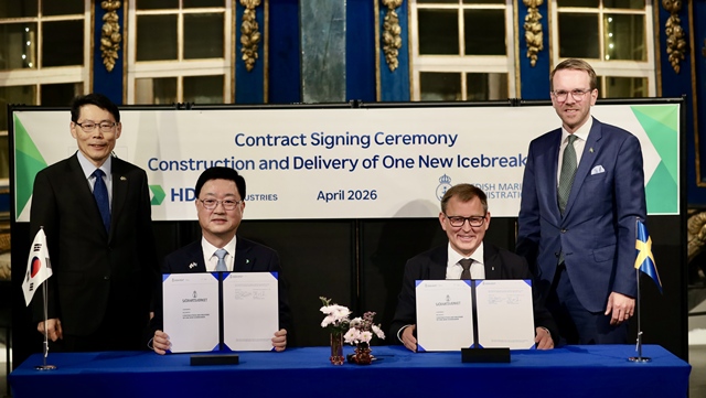 HD현대중공업이 24일(현지시간) 스웨덴 스톡홀름의 국립해양박물관에서 이형종 주스웨덴대한민국대사(사진 왼쪽 첫 번째), 주원호 HD현대중공업 사장(함정·중형선사업대표, 사진 왼쪽 두 번째), 에리크 에클룬드 스웨덴 해사청장(사진 오른쪽 두 번째)이 참석한 가운데 쇄빙전용선 1척에 대한 건조계약 서명식을 개최했다. /HD현대중공업