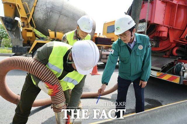 김석필 천안시장 권한대행이 27일 천안시 주요 도로변 빗물받이에 대해 점검하고 있다. /천안시