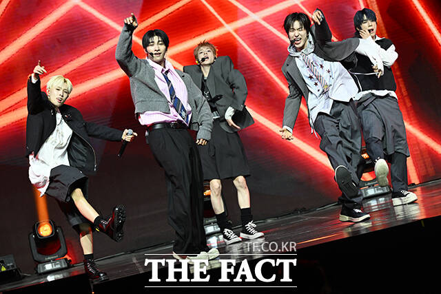 타이틀곡 '음츠크'(Mmchk) 무대 선보이는 그룹 넥스지.