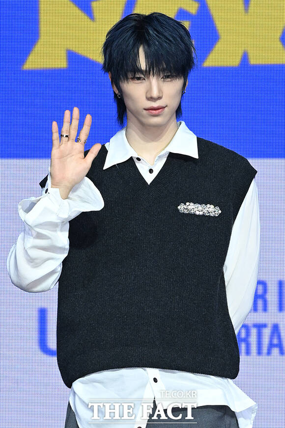 푸른 머리와 함께 보이는 도도한 눈빛.