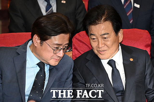 대화 나누는 홍익표 청와대 정무수석(왼쪽)과 정동영 통일부 장관.