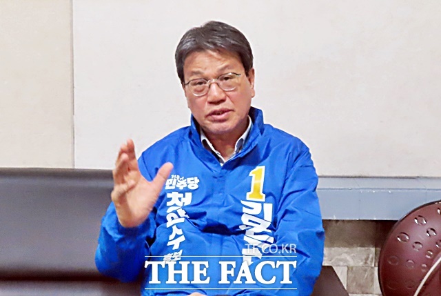 김돈곤 청양군수 후보가 24일 자신의 선거사무소에서 가진 <더팩트>와 인터뷰에서 질문에 답을 하고 있다. /김형중 기자