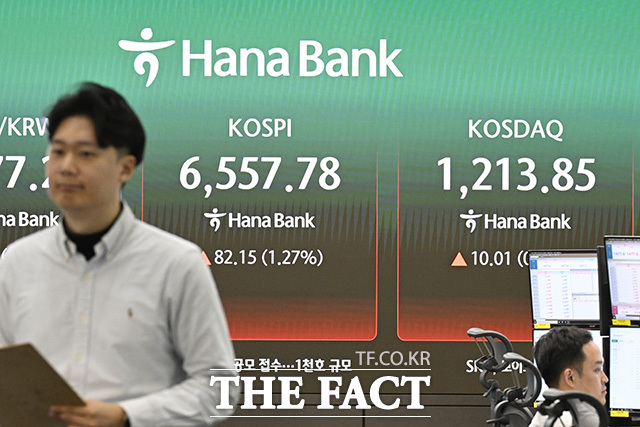 딜러가 모니터 화면을 바라보고 있다.