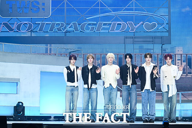 그룹 투어스(TWS)의 한진과 경민, 신유, 도훈, 영재, 지훈(왼쪽부터)이 27일 오후 서울 광진구 예스24 라이브홀에서 열린 미니 5집 ‘NO TRAGEDY(노 트래저디)’ 미디어 쇼케이스에 참석해 포즈를 취하고 있다. /서예원 기자