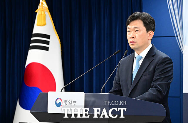 윤민호 통일부 대변인이 27일 오전 서울 종로구 정부서울청사에서 현안 관련 정례브리핑을 하고 있다. /임영무 기자