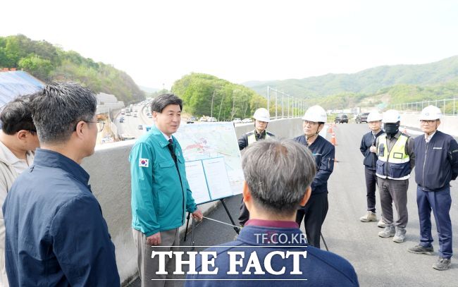 다음 달 6일 오전 7시 성남~장호원 국도 3호선 자동차전용도로 성남 방향 진입 램프를 우선 개통하기 전 현장 점검에 나선 방세환 경기 광주시장. /광주시