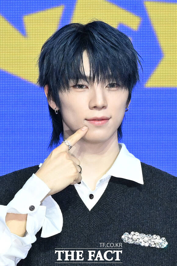 포즈 취하는 그룹 넥스지(NEXZ)의 멤버 소 건.