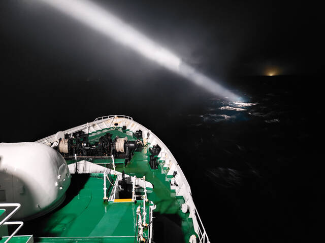 27일 오후 4시 57분쯤 독도 북동방 약 85km 해상에서 어선 A호의 외국인 선원 1명이 추락해 해경이 긴급 수색에 나섰다. /동해해경