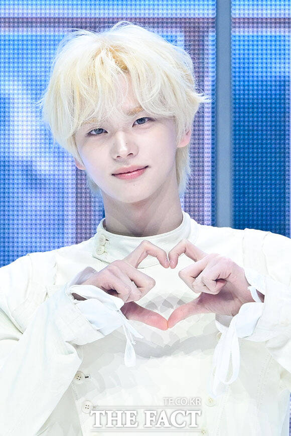 그룹 투어스(TWS)의 한진과 경민, 신유, 도훈, 영재, 지훈(왼쪽부터)이 27일 오후 서울 광진구 예스24 라이브홀에서 열린 미니 5집 ‘NO TRAGEDY(노 트래저디)’ 미디어 쇼케이스에 참석해 포즈를 취하고 있다. /서예원 기자