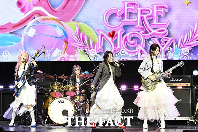 밴드 QWER(큐더블유이알)의 마젠타와 쵸단, 시연, 히나(왼쪽부터)가 27일 오전 서울 서대문구 예스24 원더로크홀에서 열린 미니 4집 CEREMONY(세리머니) 발매 쇼케이스에 참석해 타이틀곡 CEREMONY 무대를 펼치고 있다. 송호영 기자