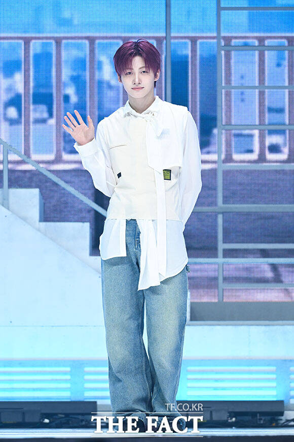 그룹 투어스(TWS)의 한진과 경민, 신유, 도훈, 영재, 지훈(왼쪽부터)이 27일 오후 서울 광진구 예스24 라이브홀에서 열린 미니 5집 ‘NO TRAGEDY(노 트래저디)’ 미디어 쇼케이스에 참석해 포즈를 취하고 있다. /서예원 기자