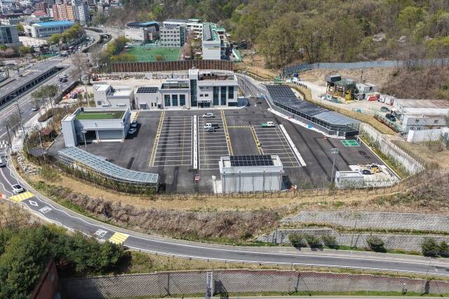 서울시는 관악구의 고질적인 문제였던 버스 차고지 부족 현상을 해소하고, 도림천 일대 상습 침수 피해를 막기 위해 추진한 ‘신림 공영차고지(빗물 저류조 복합) 조성사업’을 완료했다. /서울시