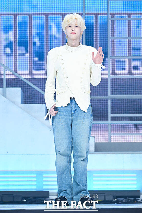 그룹 투어스(TWS)의 한진과 경민, 신유, 도훈, 영재, 지훈(왼쪽부터)이 27일 오후 서울 광진구 예스24 라이브홀에서 열린 미니 5집 ‘NO TRAGEDY(노 트래저디)’ 미디어 쇼케이스에 참석해 포즈를 취하고 있다. /서예원 기자