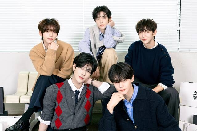 그룹 앤더블 한유진 장하오 유승언 김규빈 리키(왼쪽 위부터 시계방향)이 5월 26일 오후 6시 첫 번째 미니앨범 'Sequence 01: Curiosity'를 발매한다./YH엔터테인먼트