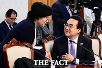  대화 나누는 박홍근 기획예산처 장관과 원민경 성평등부 장관 [포토]