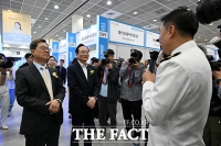  취업박람회 부스 둘러보는 이환주 KB국민은행장-이달곤 위원장 [TF사진관]