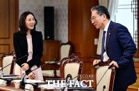  김진아 외교부 2차관과 대화 나누는 정성호 법무부 장관 [포토]