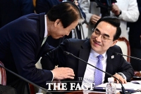  인사 나누는 박홍근 기획예산처 장관과 권오을 국가보훈부 장관 [포토]