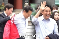  [현장FACT] 넥타이 풀고 붉은 점퍼로... 오세훈, '배수의 진' 치고 청계천 누볐다 (영상)