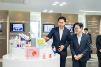  김정관 산업부 장관, '1호 유턴기업' 한국콜마 세종공장 방문