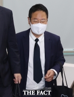  공판 출석하는 '관저 이전 특혜' 21그램 대표 [포토]