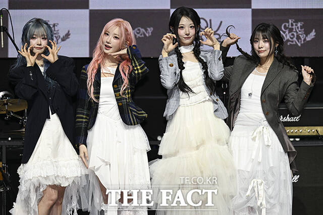 밴드 QWER이 독보적인 인기와 실력으로 업계에서 강한 존재감을 이어가고 있다. 사진은 QWER의 쵸단 마젠타 히나 시연(왼쪽부터)이 27일 서울 서대문구 예스24 원더로크홀에서 열린 네 번째 미니앨범 'CEREMONY' 발매 쇼케이스에 참석해 포즈를 취하고 있는 모습이다./송호영 기자