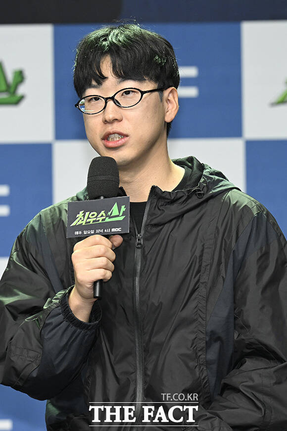 허경환과 장동민, 서예나 PD, 김명엽 PD, 김익환 PD, 유세윤, 양세형, 붐(왼쪽부터)이 포즈를 취하고 있다.