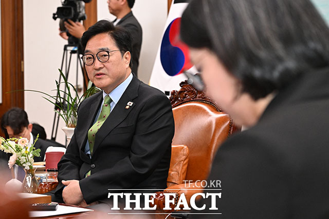 우원식 국회의장이 28일 오후 서울 여의도 국회에서 열린 제3차 개헌 연석회의에 참석해 발언하고 있다.