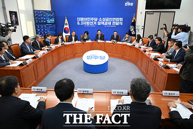 소상공인연합회 만나 정책과제 전달받은 정청래 더불어민주당 대표(앞줄 가운데).