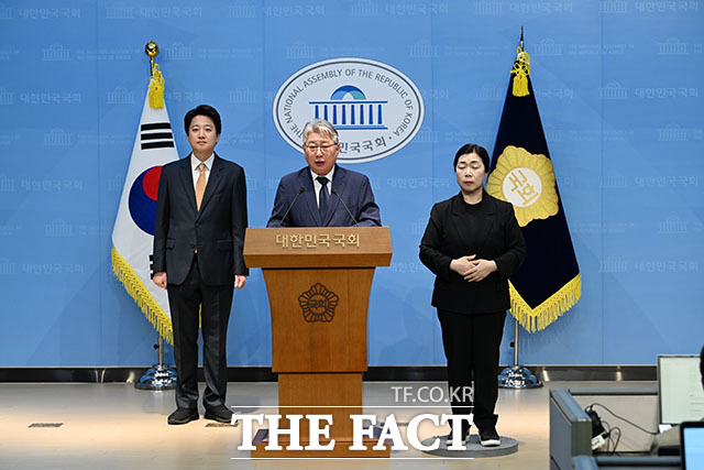 개혁신당 소속으로 경기도지사에 출마하는 조응천 전 의원이 28일 오전 서울 여의도 국회 소통관에서 출마 기자회견을 하고 있다. /국회=서예원 기자