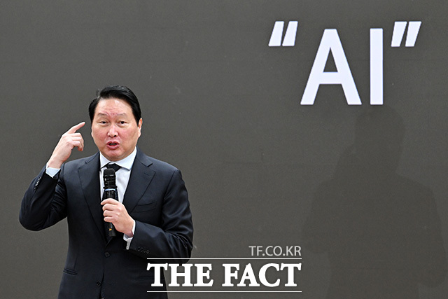 '미·중 AI 기술 패권 경쟁 속 대한민국 성장전략' 주제로 강연하는 최태원 대한상의 회장.
