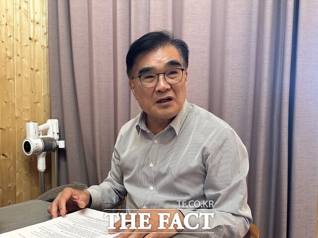 김기웅 서천군수 후보가 28일 더팩트와의 인터뷰에서 지난 민선8기 성과와 향후 계획을 설명하고 있다. /노경완 기자