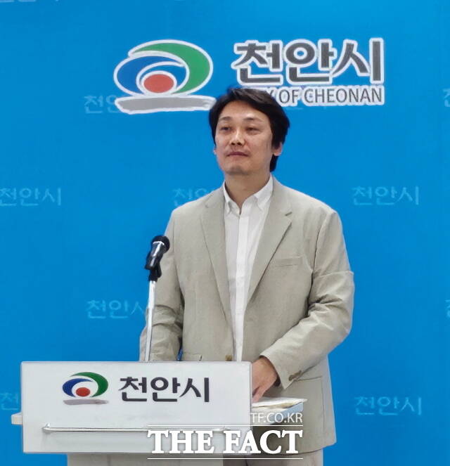 이성진 개혁신당 천안시장 출마예정자가 28일 천안시청 브리핑실에서 기자회견을 하고 있다. /이성진 출마예정자
