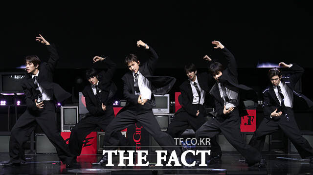 그룹 82메이저(82MAJOR)가 28일 서울 서대문구 신촌로 예스24 원더로크홀에서 열린 미니 5집 'FEELM(필름)' 발매 기념 쇼케이스에서 무대를 선보이고 있다. /이새롬 기자