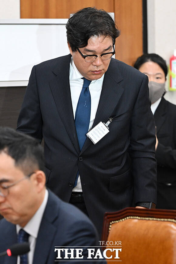 의원 질의에 답하는 김성태 전 쌍방울 회장.