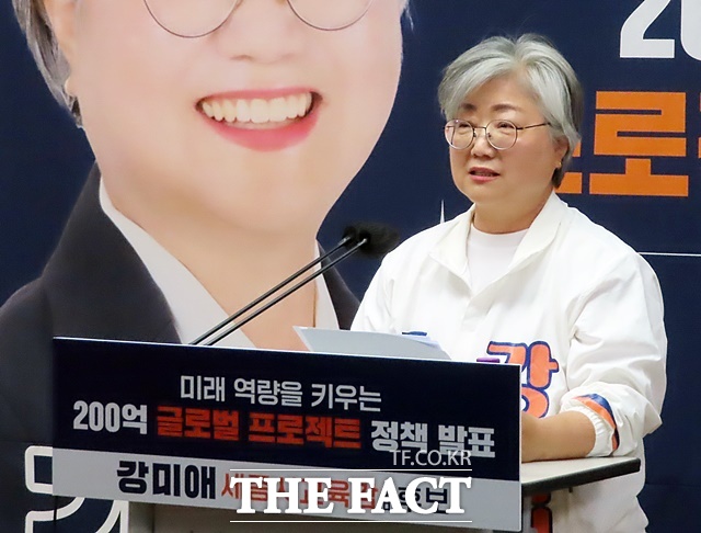 강미애 세종시교육감 예비후보가 28이 세종시청 브리핑룸에서 기자회견을 갖고 공약을 발표하고 있다. /김형중 기자