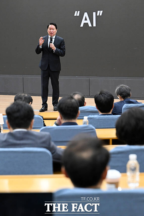 '미·중 AI 기술 패권 경쟁 속 대한민국 성장전략' 주제로 강연하는 최태원 대한상의 회장.