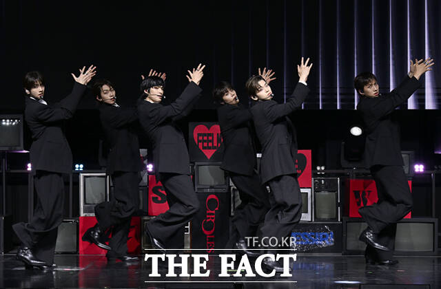 그룹 82메이저(82MAJOR)가 28일 서울 서대문구 신촌로 예스24 원더로크홀에서 열린 미니 5집 'FEELM(필름)' 발매 기념 쇼케이스에서 무대를 선보이고 있다. /이새롬 기자