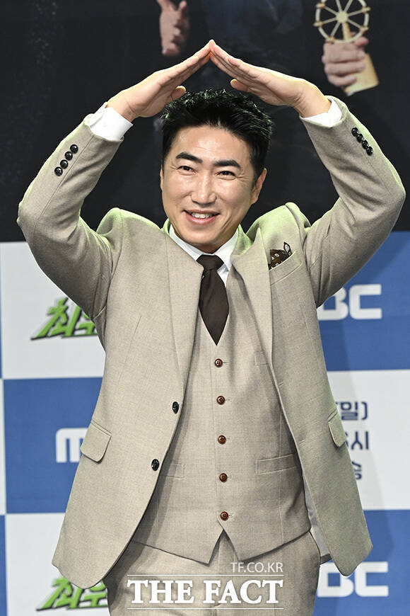 장동민이 포즈를 취하고 있다.