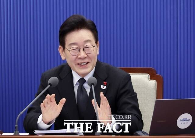 정부가 도심 공공주택 공급 속도를 끌어올리기 위해 예비타당성조사(예타) 면제 카드를 꺼냈다. 사진은 이재명 대통령이 지난 1월 29일 청와대에서 열린 수석보좌관회의에서 발언하고 있다. /뉴시스