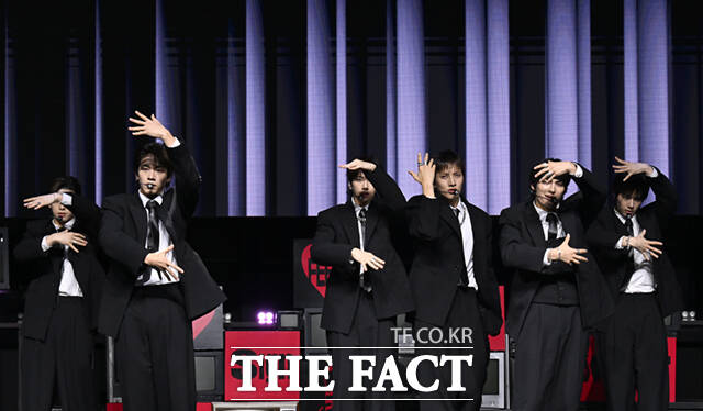 그룹 82메이저(82MAJOR)가 28일 서울 서대문구 신촌로 예스24 원더로크홀에서 열린 미니 5집 'FEELM(필름)' 발매 기념 쇼케이스에서 무대를 선보이고 있다. /이새롬 기자