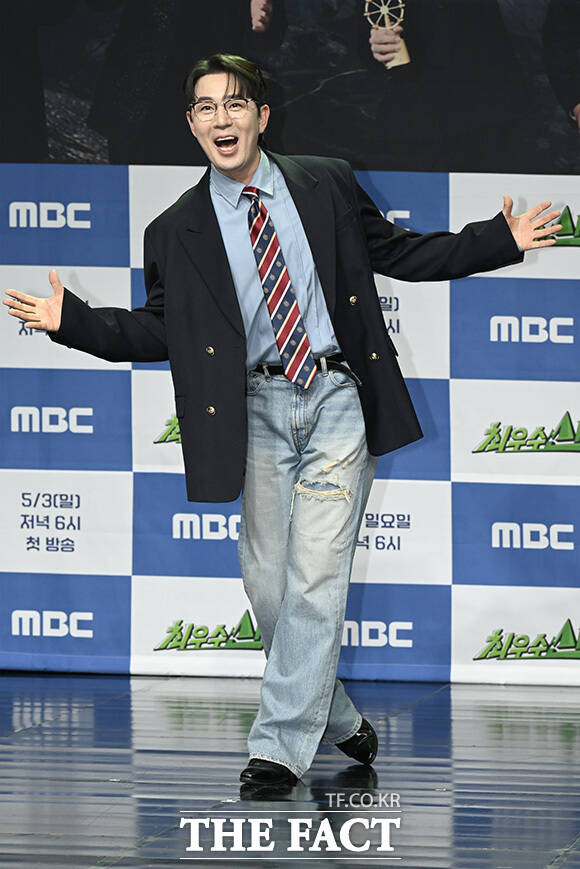 장동민이 포즈를 취하고 있다.