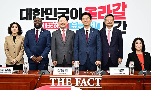 장동혁 국민의힘 대표가 28일 오후 서울 여의도 국회에서 열린 '아동청소년 SNS중독, 플랫폼의 보호책임 강화를 위한 긴급좌담회’에 참석해 기념사진 촬영을 하고 있다. 왼쪽부터 황성혜 구글코리아 대외협력정책실 부사장, 윌슨 화이트 구글 아시아태평양 공공정책 총괄 부사장, 장 대표, 조정훈 국민의힘 의원, 김장겸 의원, 최보윤 의원. /국회=배정한 기자