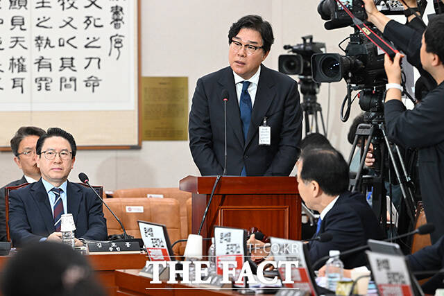 의원 질의에 답하는 김성태 전 쌍방울 회장.