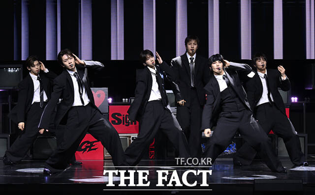 82메이저의 다섯 번째 미니앨범 'FEELM'에는 타이틀곡 'Sign'을 포함해 5곡이 수록됐다. 사진은 82메이저가 28일 서울 서대문구 신촌로 예스24 원더로크홀에서 열린 다섯 번째 미니앨범 'FEELM'의 미디어 쇼케이스에서 타이틀곡 'Sign'의 무대를 선보이는 모습이다./이새롬 기자